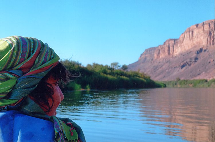 links Südafrika - rechts NamibiaPaddeln auf dem Orange River