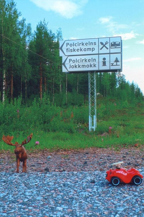 unser Geländewagen auf schwedischer Straße...